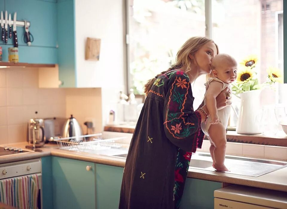 Мама самая дорогая роскошь. Высказывания про родителей. Мама самая дорогая росколшь в мире так бульте добры цените е е. Дорогая роскошь мама. Дорогая роскошь мама.