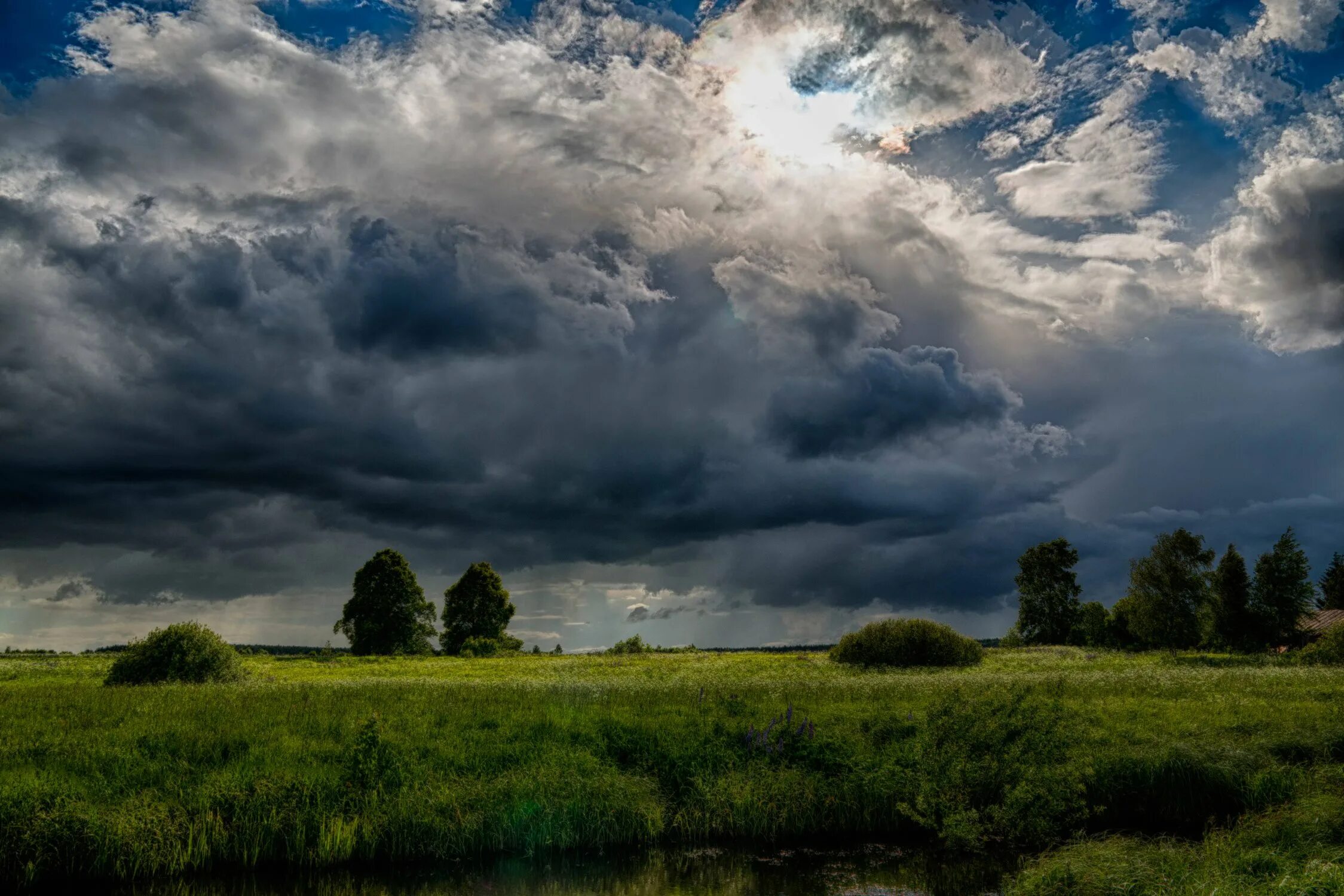 свинцовые тучи над городом. свинцовое небо. петропавловская крепость небо. облака накрыли город. хмурая осень.