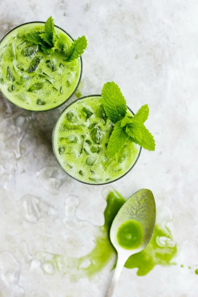 Зеленый мохито. Зеленый коктейль. Смузи зелёный Мохито. Зеленый напиток безалкогольный. Зеленый коктейль доброе утро.