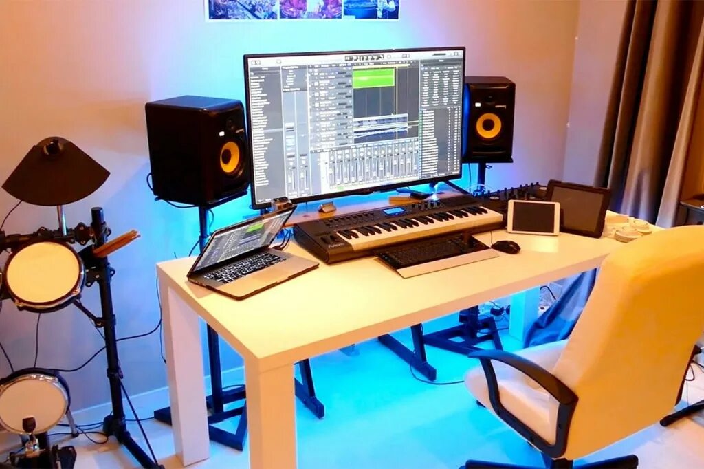 Студия звукозаписи. Стол для студии звукозаписи. Домашняя студия звукозаписи. Оборудование для студии звукозаписи.