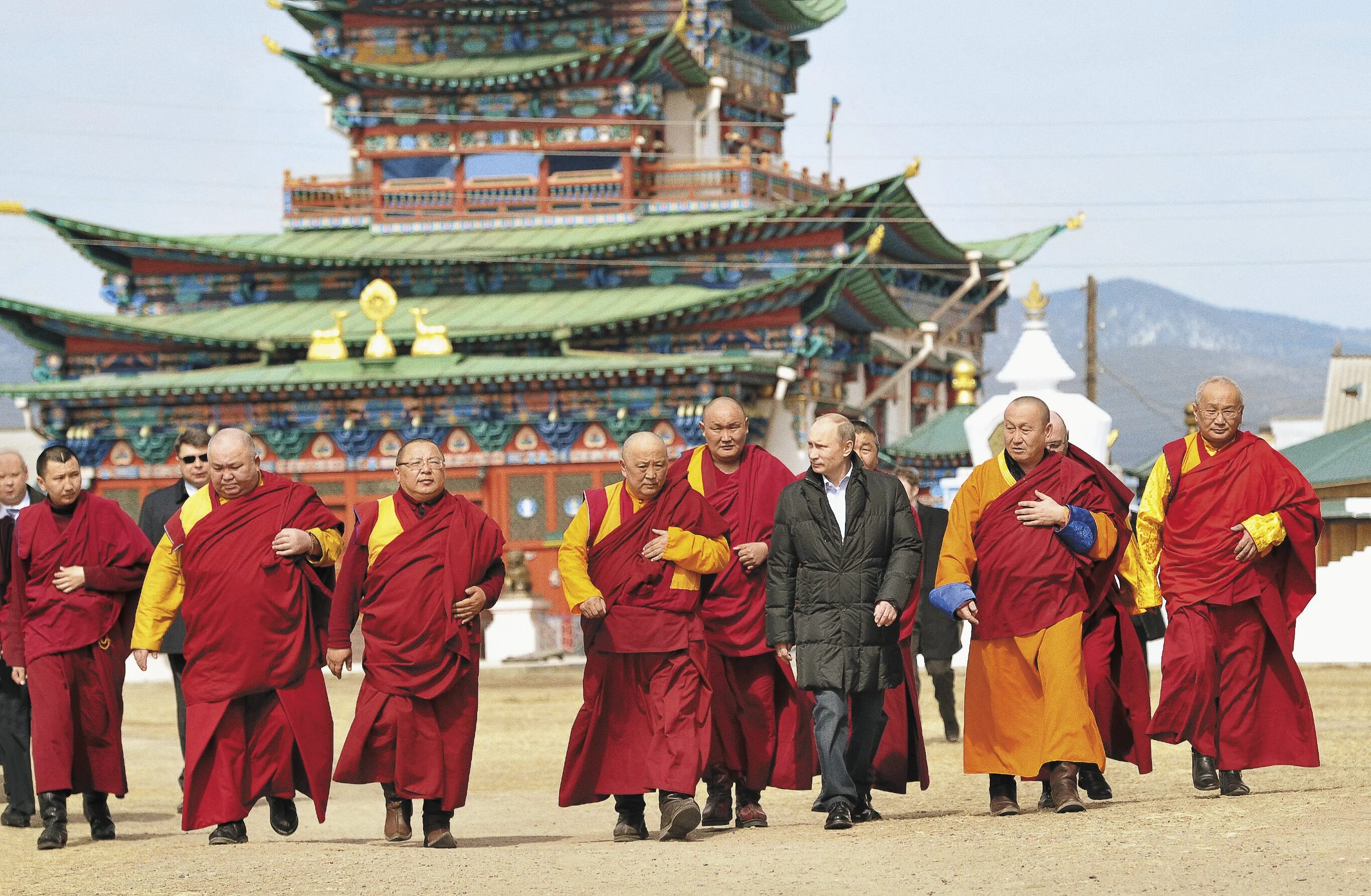 Буряты религия. Иволгинский дацан бурятия лама. Иволгинский дацан шаман. Иволгинский дацан-центр буддизма в рф. Буддийский монастырь дацан.