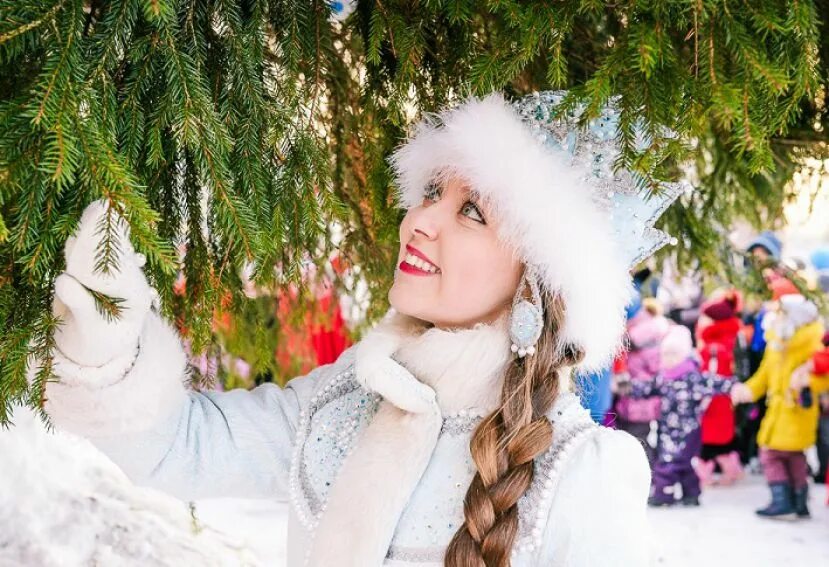 В орске выбрали снегурочку 2018. Дед мороз и снегурочка. Как выбрали снегурочкой. В орске выбрали снегурочку 2018. Снегурочка на празднике.