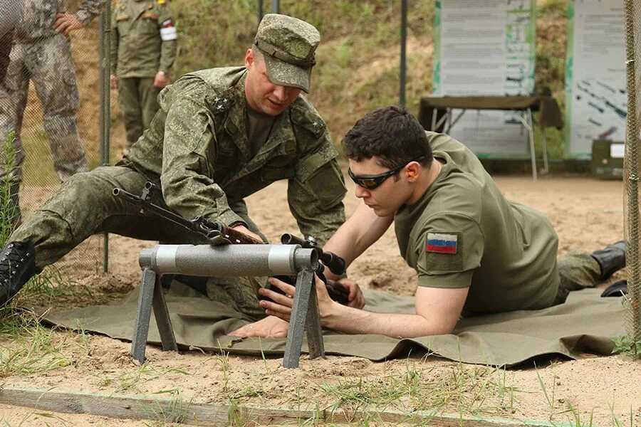 Место сбора военных. Учебные военно-полевые сборы. Сбор для военнослужащих. Военные сборы оружие. Занятия на военных сборах.