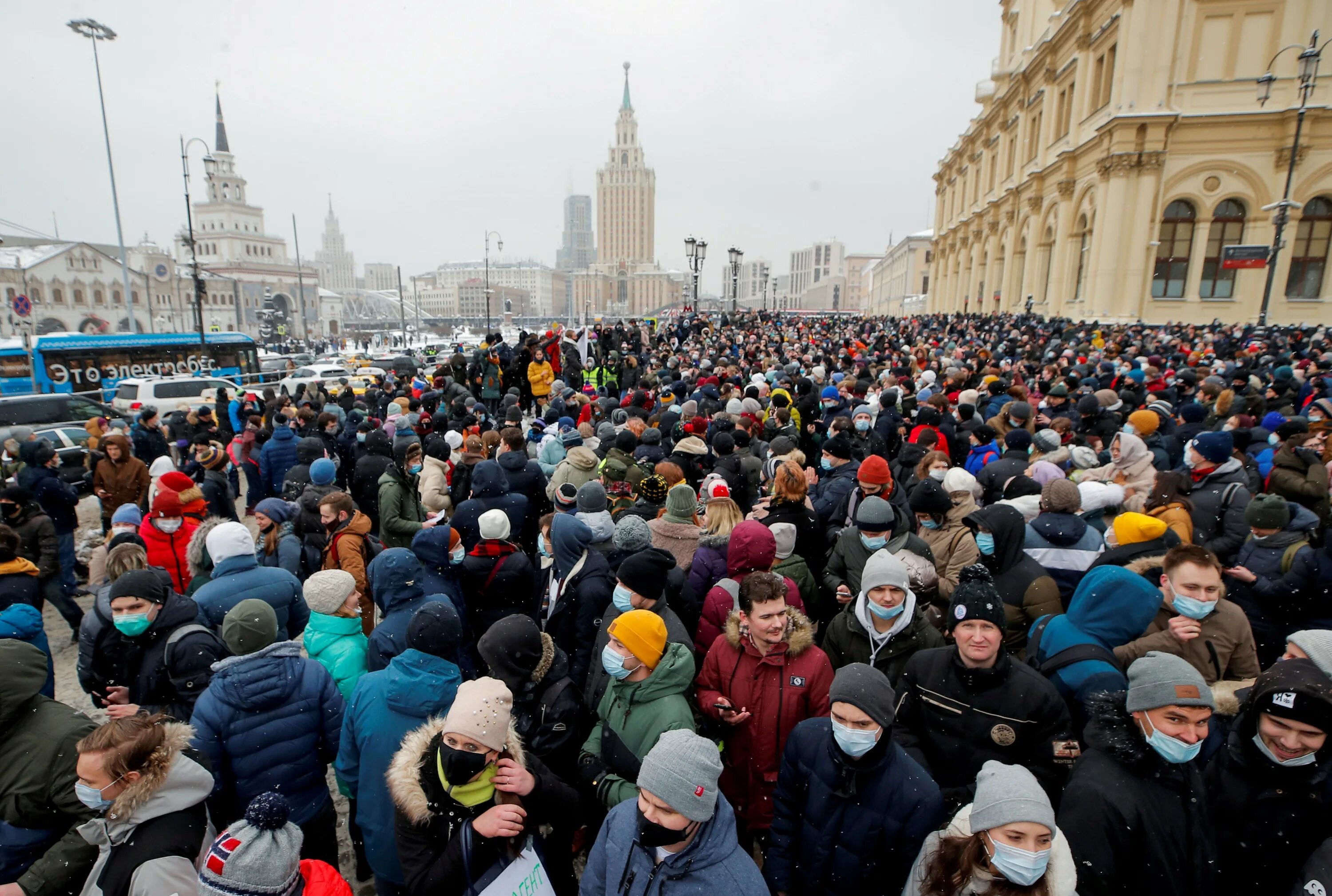 Проведение собраний митингов и демонстраций право