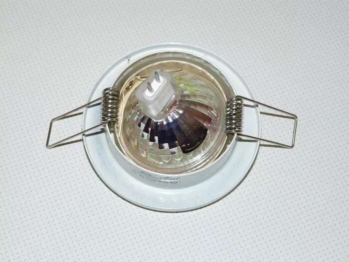Заменить галогеновую лампу на светодиодную. Точечный светильник NVC 188 для галогенных ламп. Лампа цоколь gu5.3. Лампа для точечного светильника д53. Точечный светильник лампа мз16.