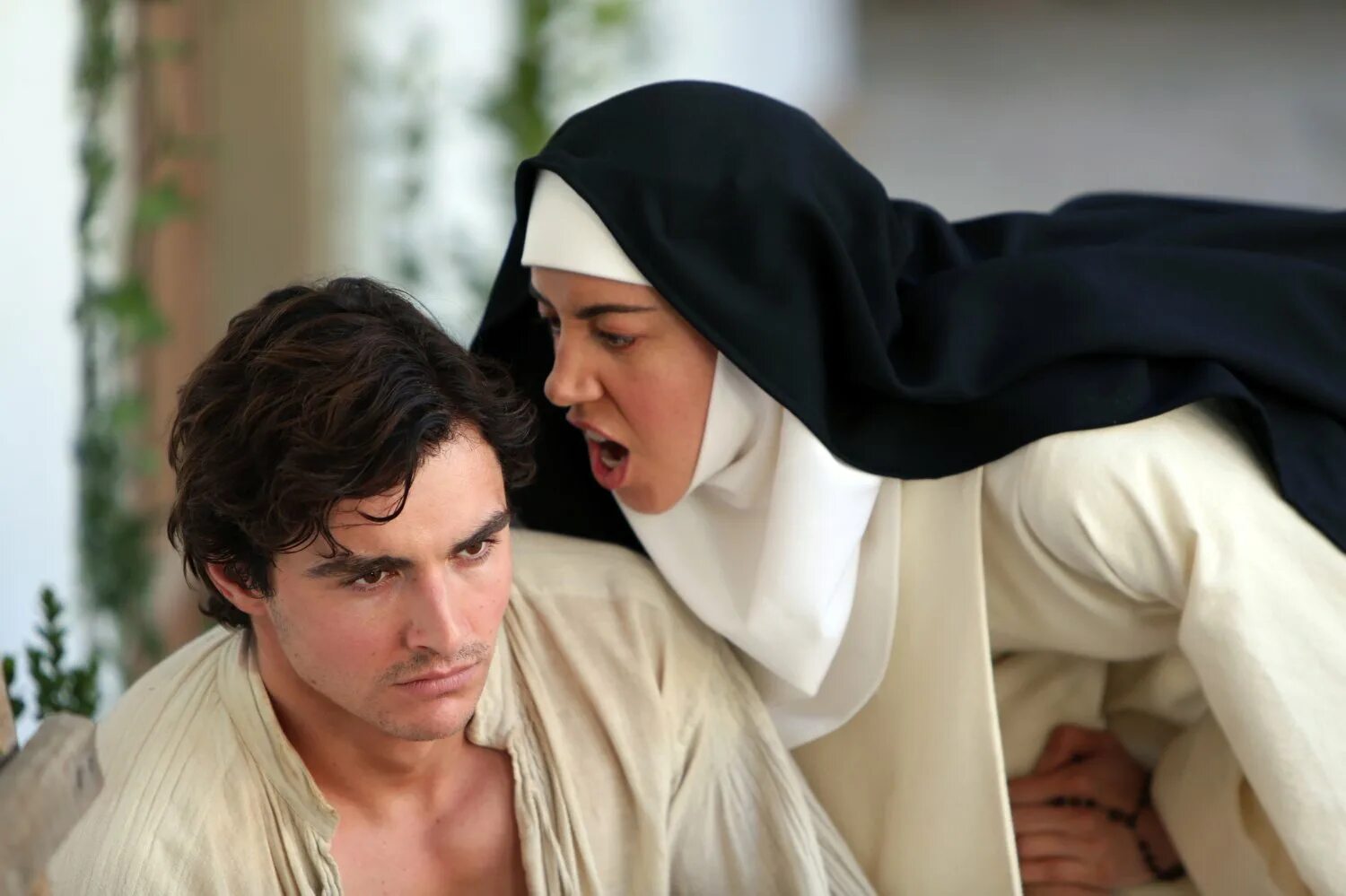 The little hours фильм 2017. Малые часы фильм 2017. Обри Плаза монашка. Обри Плаза малые часы