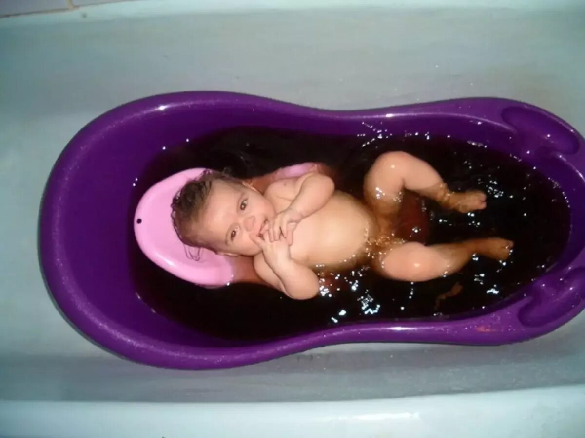 Ванночка для новорожденных вода. Ванночка для детей. Малыш в ванне. Купание малыша в ванночке. Купание новорожденного ребенка в ванночке.