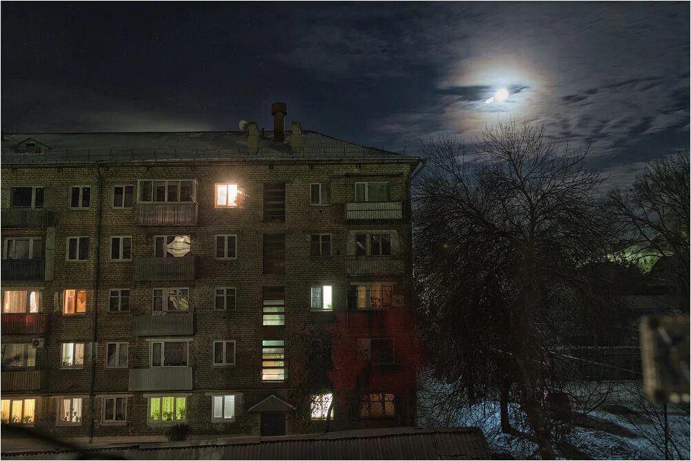 дом вчера ночь. пожар. дом вчера ночь. освещение загородного участка. горящий дом в деревне.