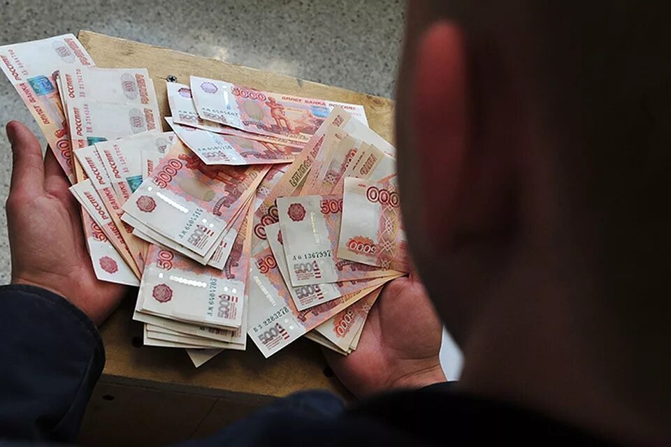 Карьера и деньги женщина. Бизнесмен с деньгами. Много зарплаты. Мужчина с кучей денег. Чиновник с деньгами.