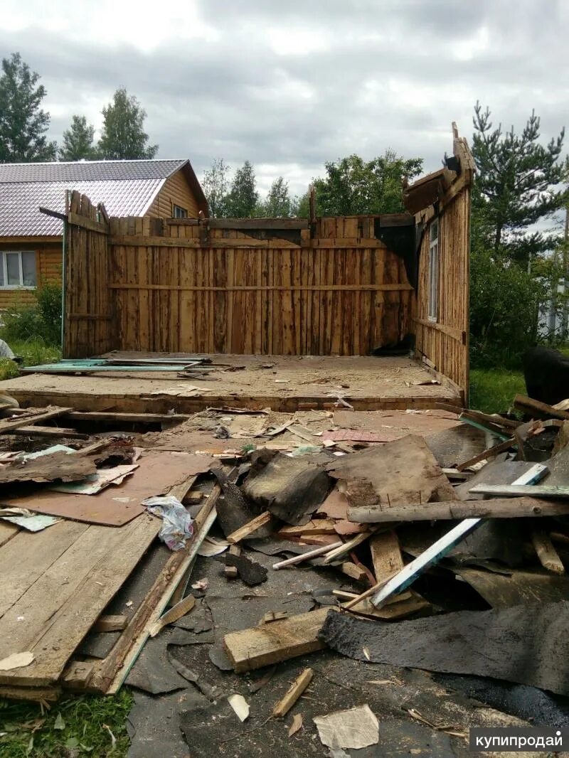 Снос деревянного дома и вывоз. Демонтаж бани. демонтаж деревянного дома. демонтаж старых деревянных домов. снесенный деревянный дом в деревне.