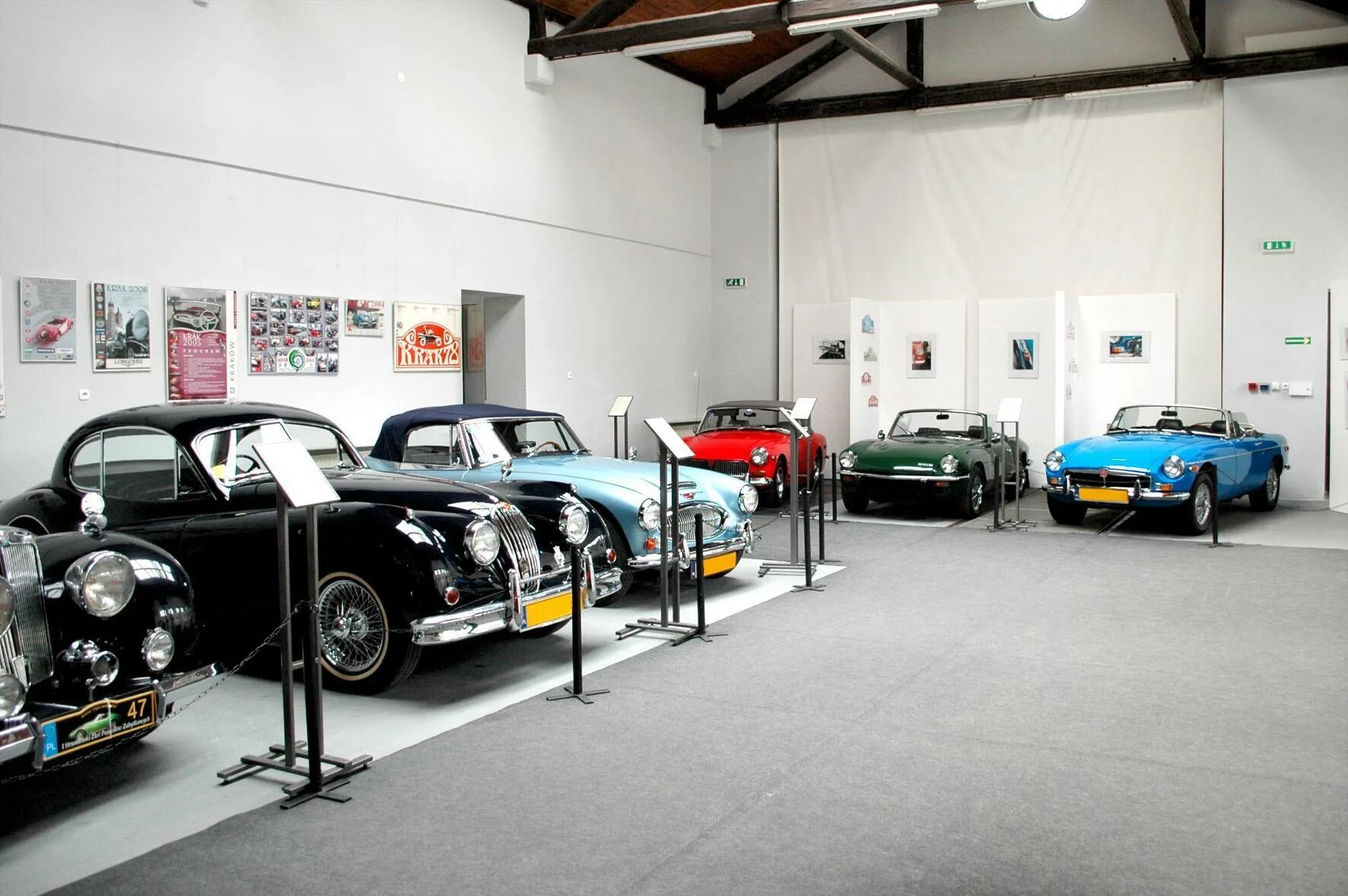 экспозиция авто. автомобильный салон выставка. экспозиция автомобиля.