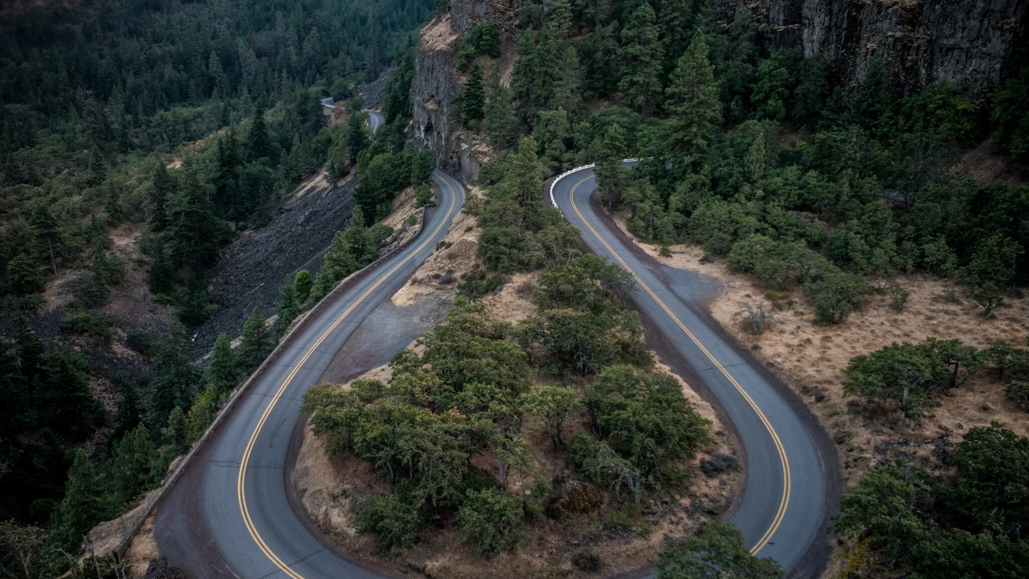 U roads. Горный серпантин Джубга Сочи. Дорога. Извилистая Горная дорога. Дорога в гору.