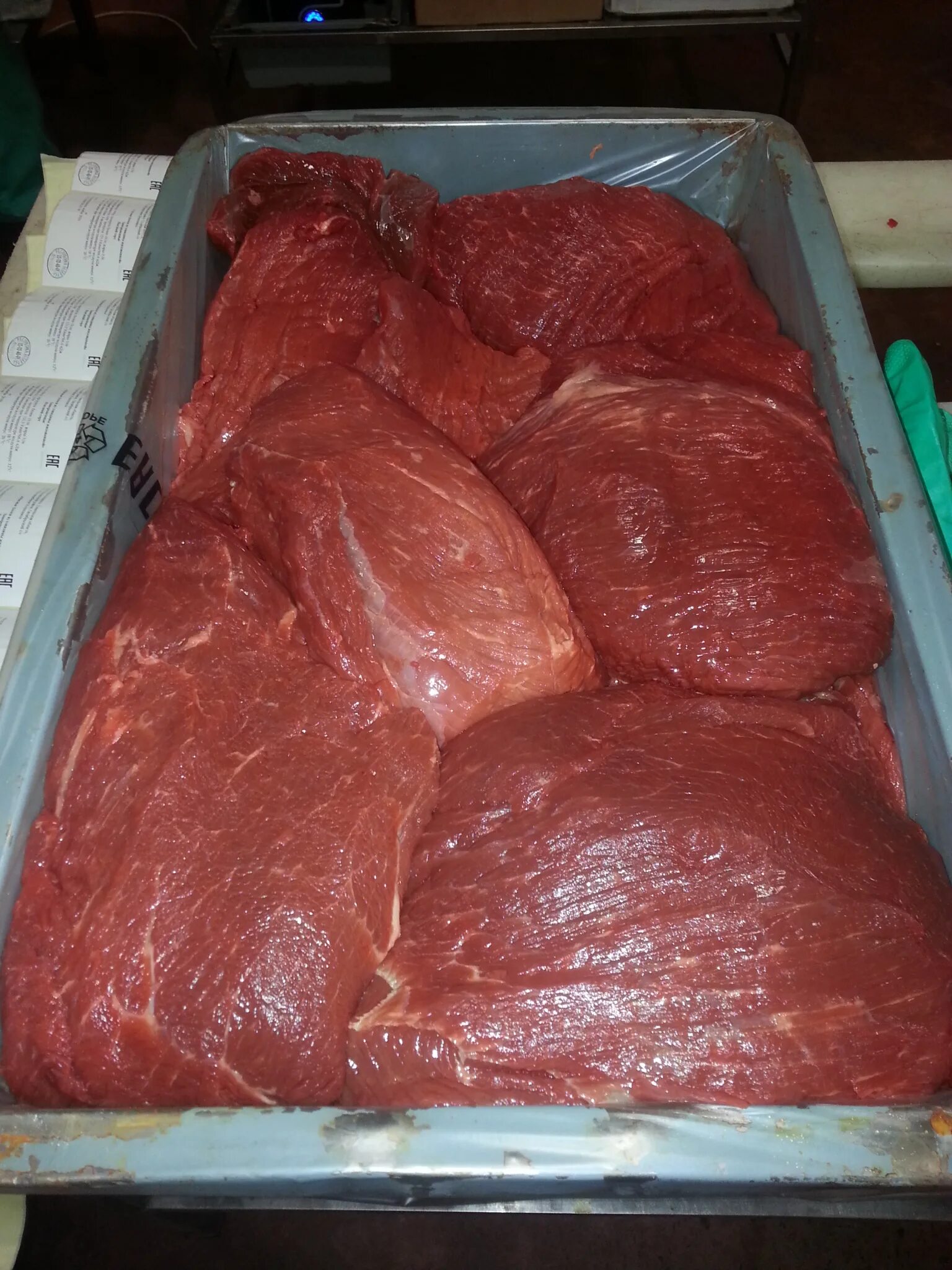 мясо на прилавке. мясо на прилавке. свиные полуфабрикаты. мясо говядины магазин. ценники на говядину.