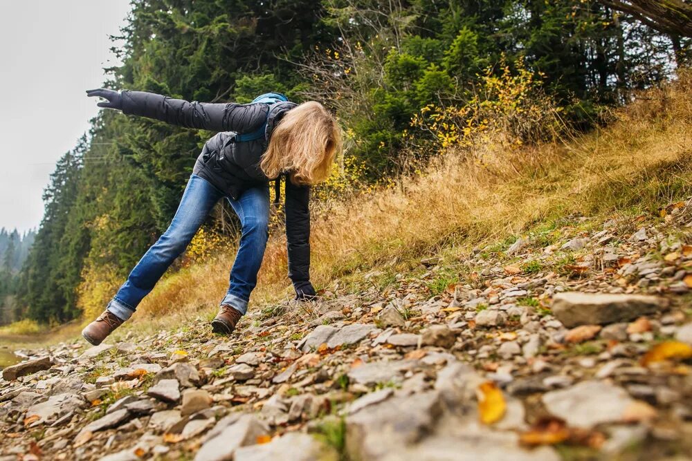 Stepped fall. Споткнулся в лесу. Человек спотыкается.