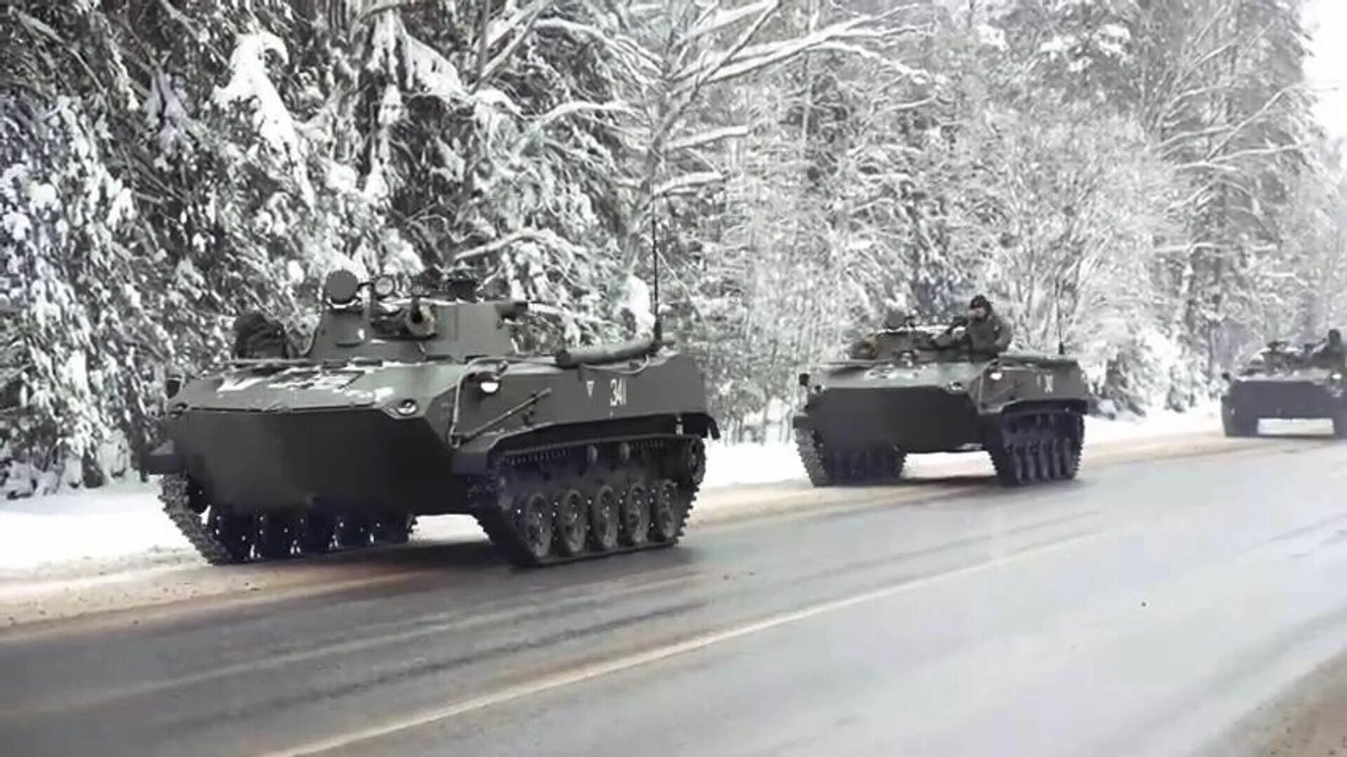 Российские войска заходят. Российские войска вошли в донецк. колонна российской бронетехники. российские войска на украине. российские войска в донецке.