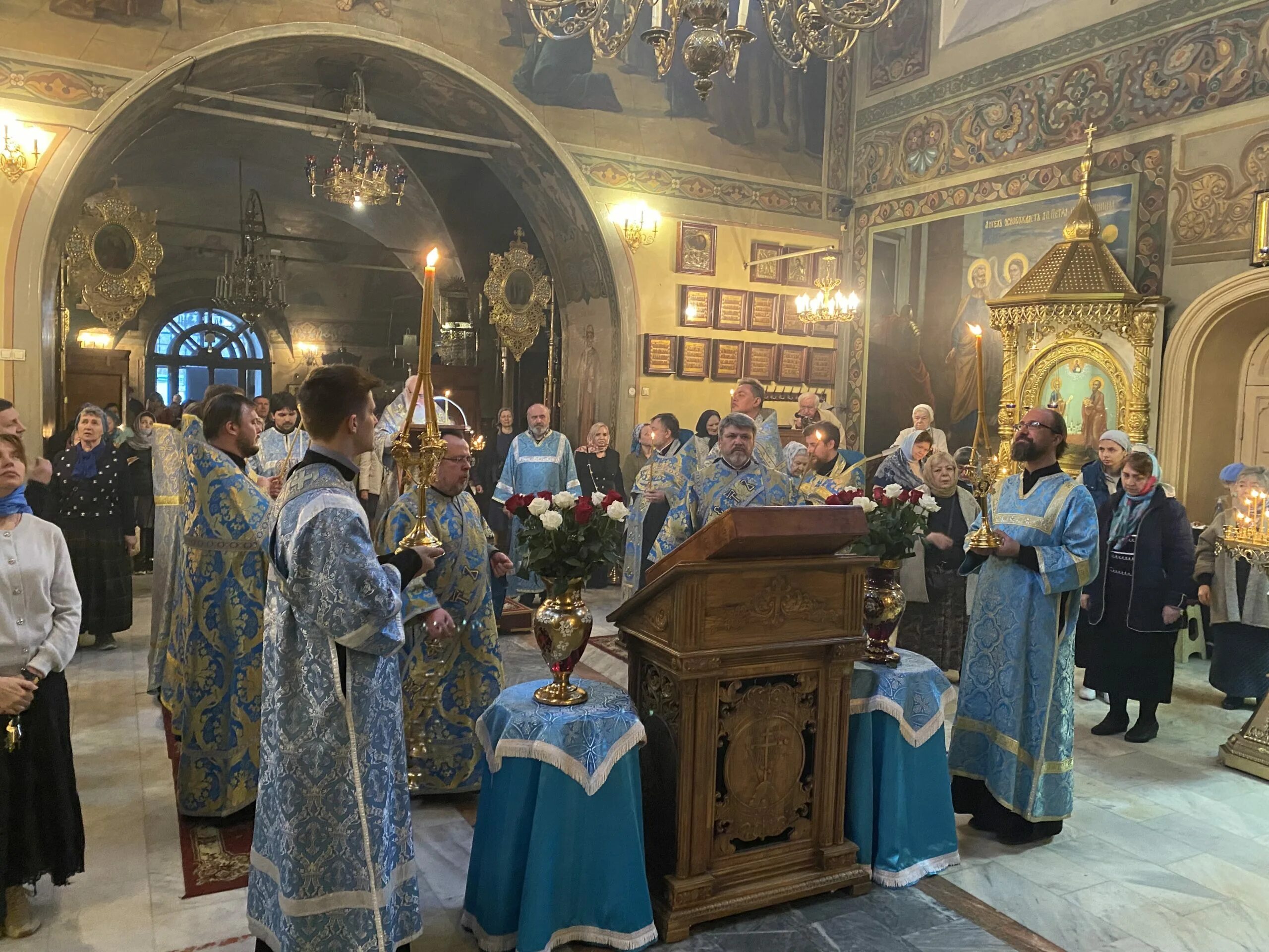 Похвала богородицы богослужение. Храм петра и павла в лефортово москва. джанкой церковь похвала пресвятой богородицы 2025. вечерняя служба в храме петра и павла в ясенево 27 04 2025. калевальская церковь петра и павла.