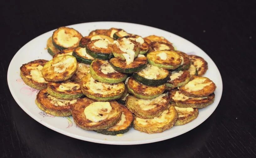 Жареные кабачки с подливкой на сковороде. Жареные кабачки дольками на сковороде. Кабачки на сковороде. Кабачки ломтиками на сковороде с чесноком. Жареные кабачки на сковородке.