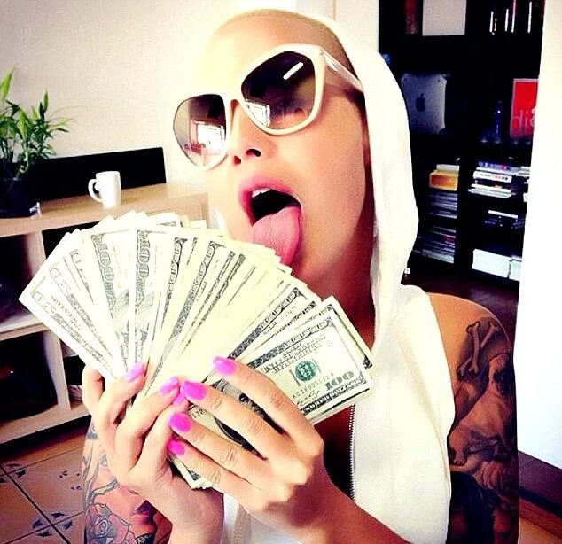 Девушка с долларами. Меркантильная девушка. Красивая девушка с деньгами. Фотосессия с деньгами. Деньги суки.