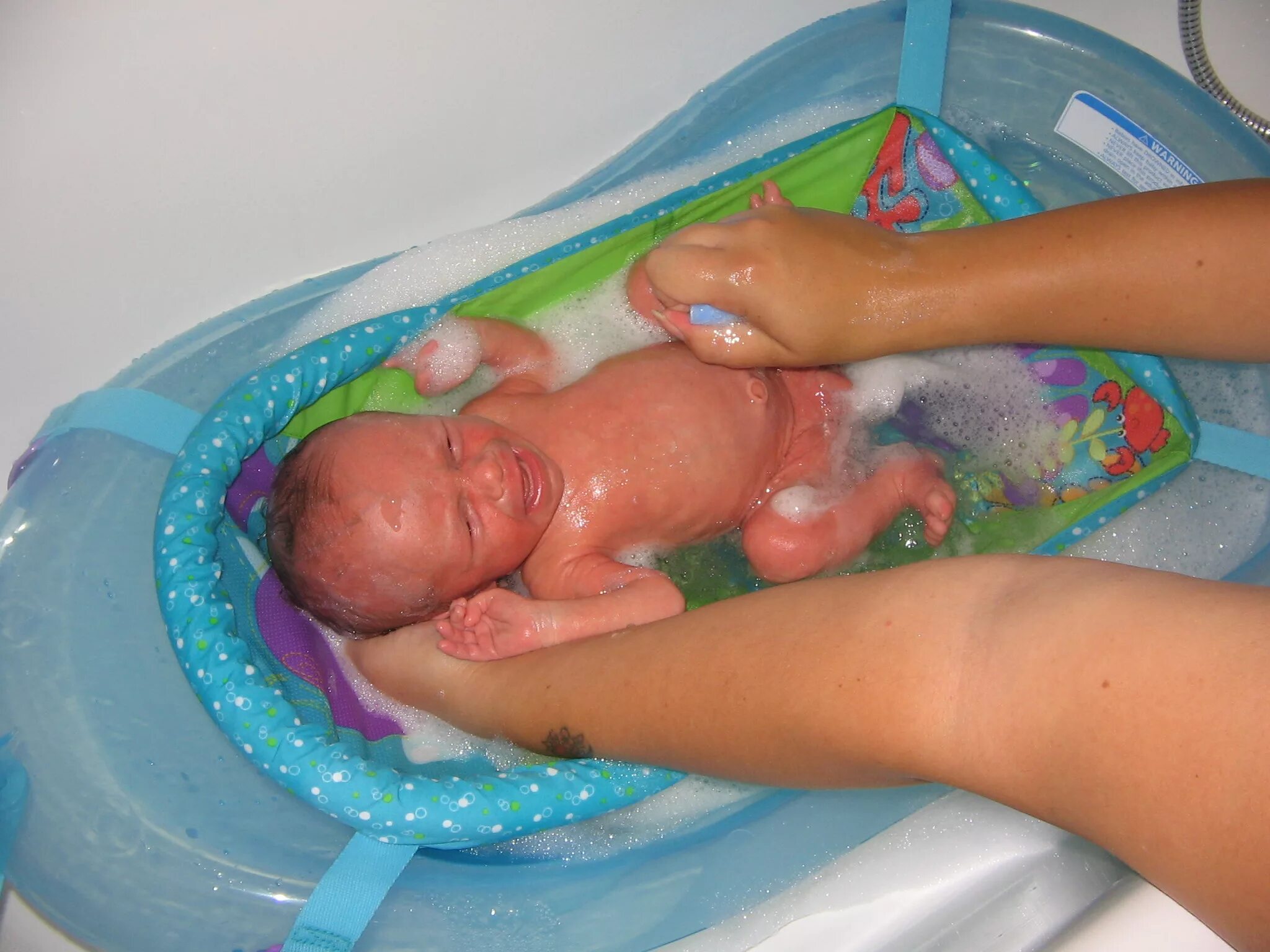Как подмывать новорожденного мальчика. Подмывание мальчиков новорожденных. Подмывание новорожденной девочки. Как правильно подмывать новорожденного мальчика. Подмывание девочек новорожденных.