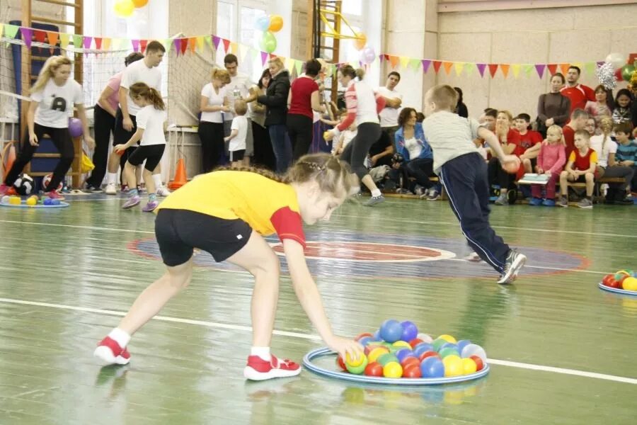 Спортивных конкурсы в школе. Соревнования для детей. Спортивные соревнования для малышей. Спортивные эстафеты для детей. Спортивные состязания для школьников.