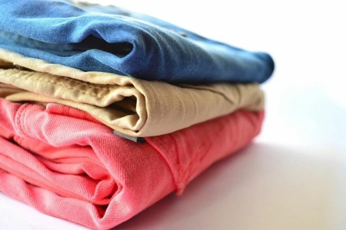 Сонник старая одежда. Сонник старая одежда. Платье старое грязное. Сонник старая одежда. Человек без вещей.