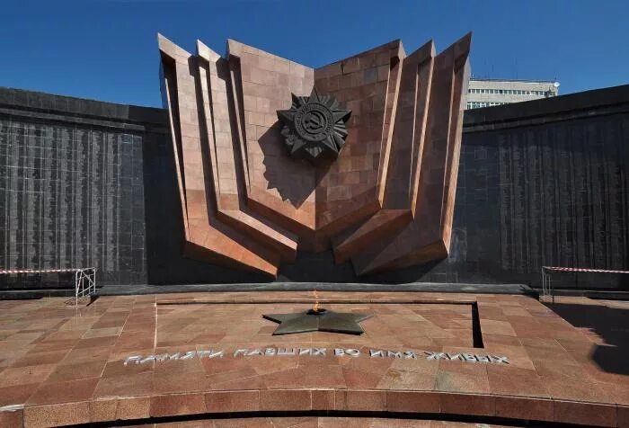 Хабаровск вечный огонь площадь славы. Площадь славы хабаровск. Мемориал славы хабаровск. Мемориал хабаровск. Мемориал хабаровск.
