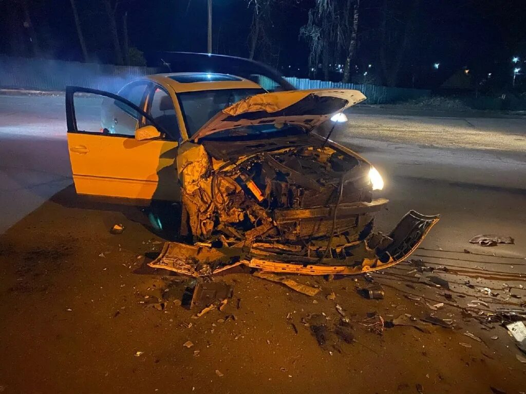 Разбитое лобовое стекло. Появиться разбитый. Разбитые зеркала. Разбитое авто. Текстура трещин стекла.