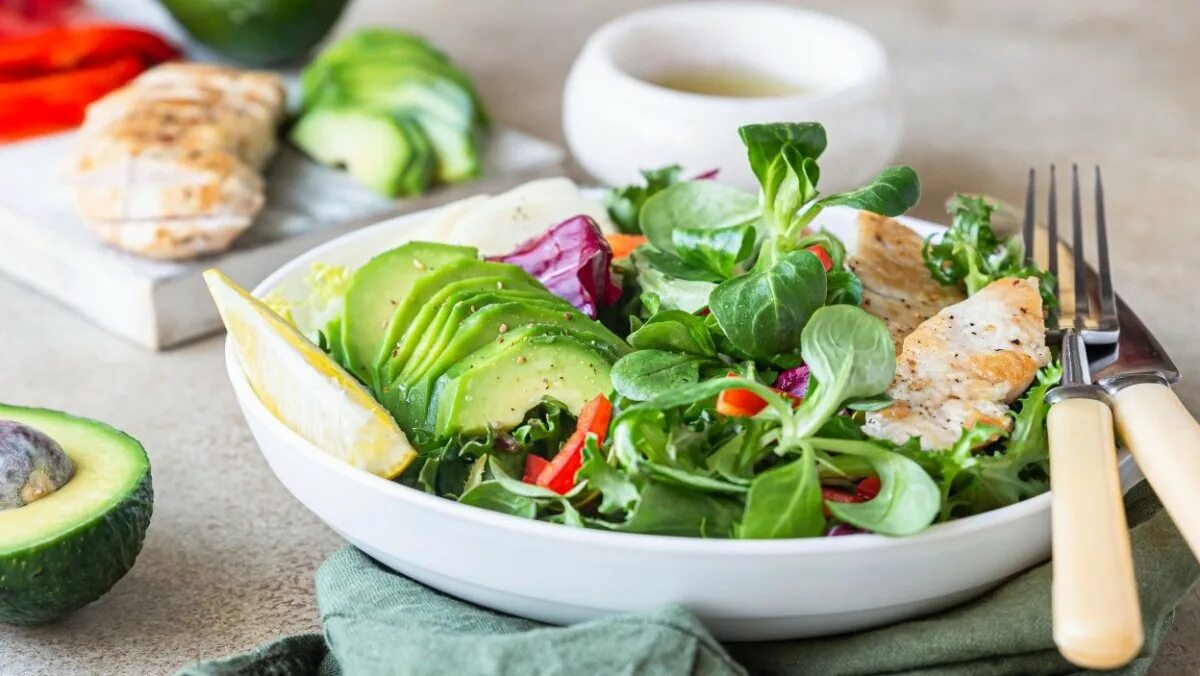 Салат с авокадо. Салат с авокадо и помидорами черри. Что сочетается с салатом. Салат. Что сочетается с салатом.