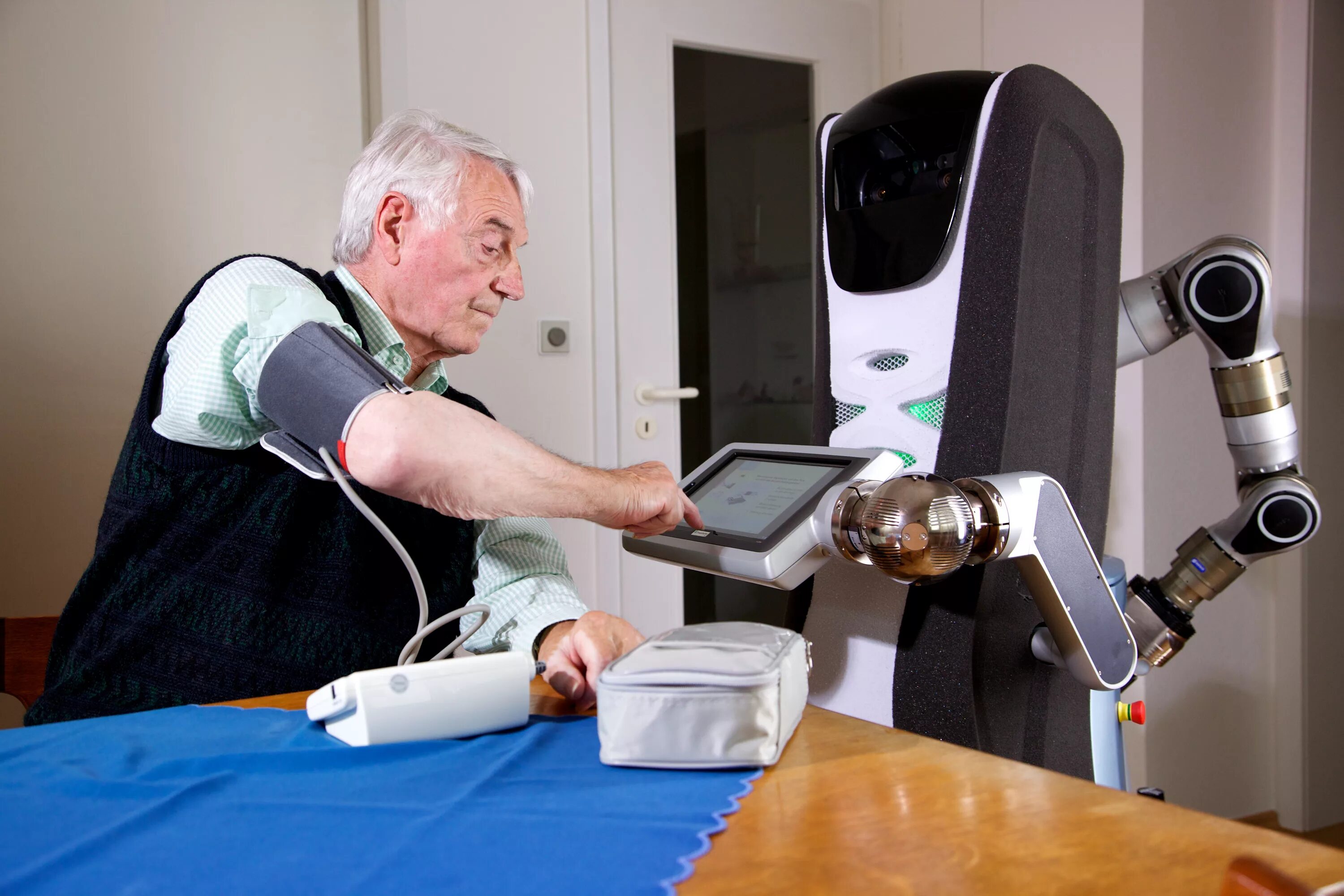 Роботы для пожилых. Пожилые люди и роботы. Роботы помощники пенсионерам. Робот помощник для пожилых людей.