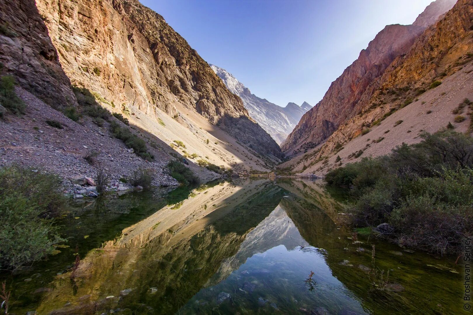 Ала түсті. Озеро большое Алло Фанские горы. Алаудинские озера Фанские горы. Фанские горы Таджикистан. Фанские горы Узбекистан.
