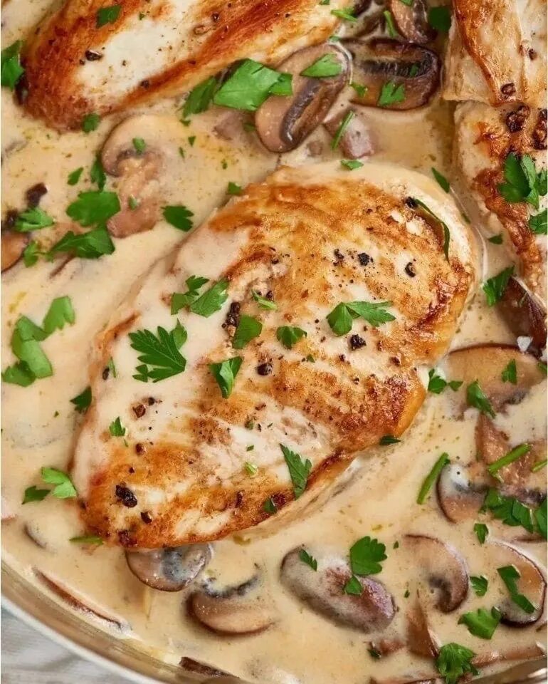 Филе курицы рецепты как вкусно. Грудка в сливочном соусе. курица с грибами в сливочном соусе. курица в грибном соусе. куриное филе в сливочном соусе.