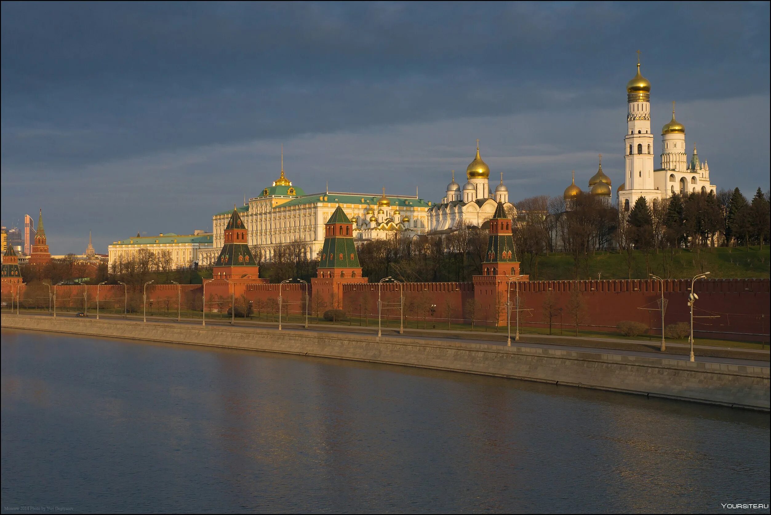 Какие реки протекают у московского кремля. Россия Московский Кремль. Московский Кремль на Руси. Московский Кремль издалека.