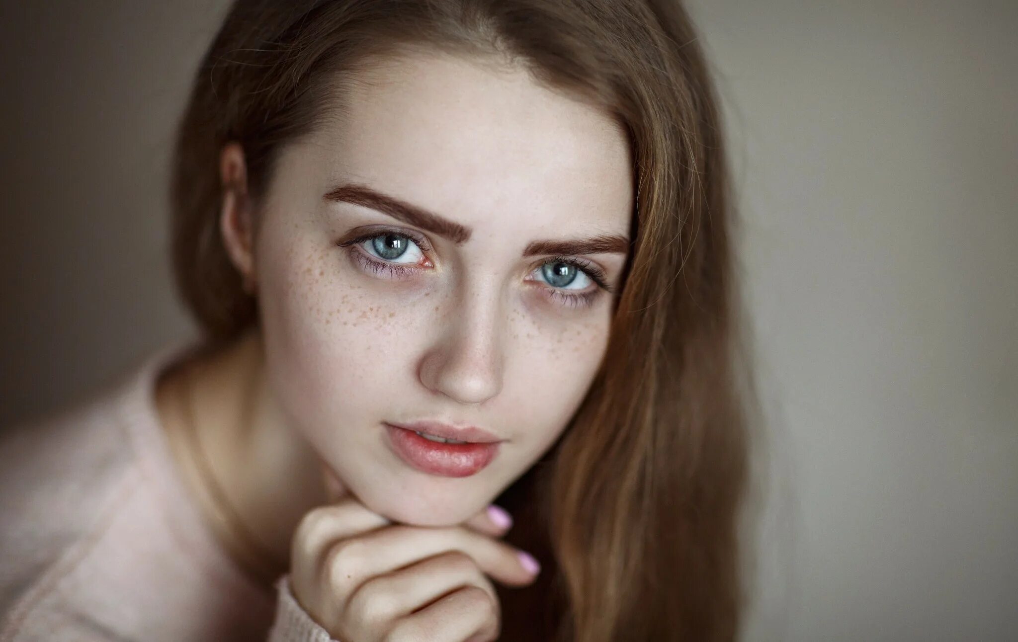 Фотографии ниже. Лицо девушки. Портрет девушки. Крупный портрет девушки. Девушка с выразительными глазами.