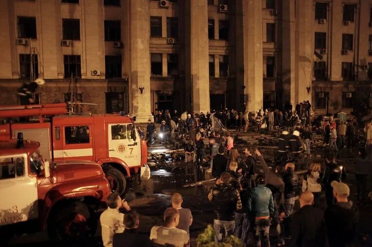События 2 мая в одессе доме профсоюзов. Одесский дом профсоюзов 2 мая 2014. одесса май 2014 дом профсоюзов. одесса дом профсоюзов трагедия. одесса горящий дом профсоюзов 2 мая 2014.