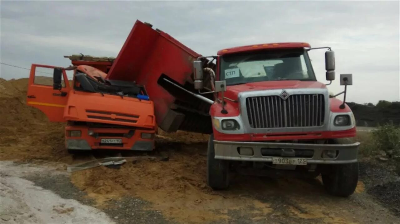 Пгс шакман самосвал. Самосвал категории в. Самосвал вахта. Шофер на стройке. Самосвал категории в.