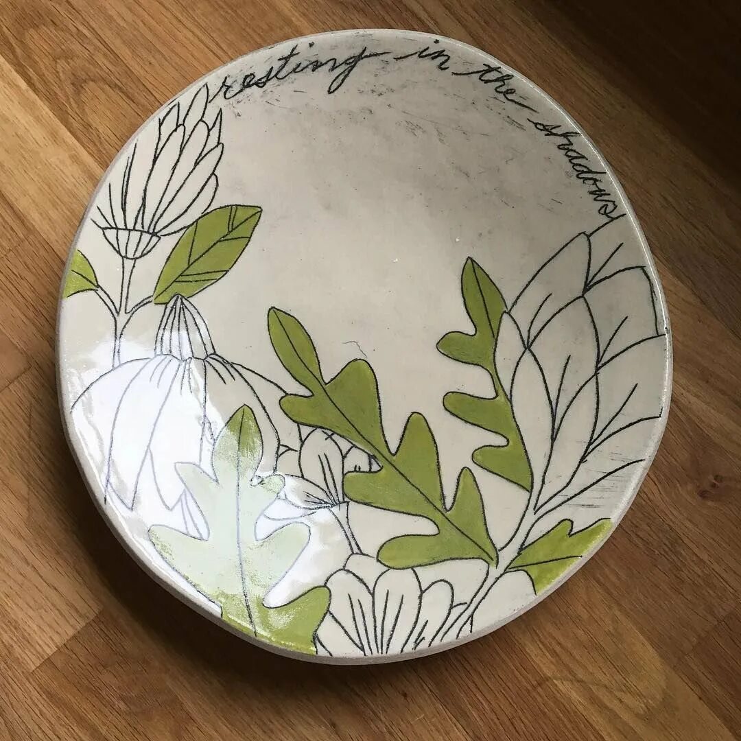 Папье маше тарелочка. Тарелочки из папье маше. Декоративная тарелка из папье маше. Тарелка папье. Роспись тарелки папье маше.