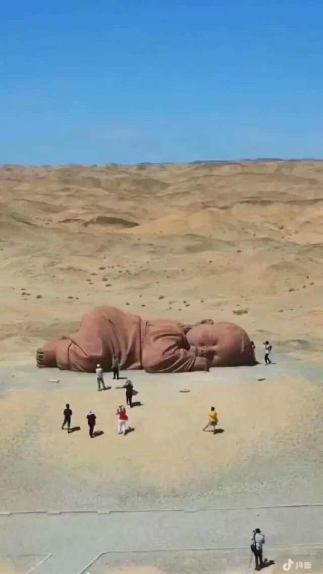 Дитя земли скульптура. Младенец в пустыне гоби. сын земли скульптура в китае. на отдыхе в дубаи в пустыне.