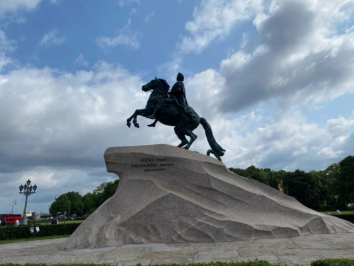 Памятник десятилетие. Памятник десятилетие