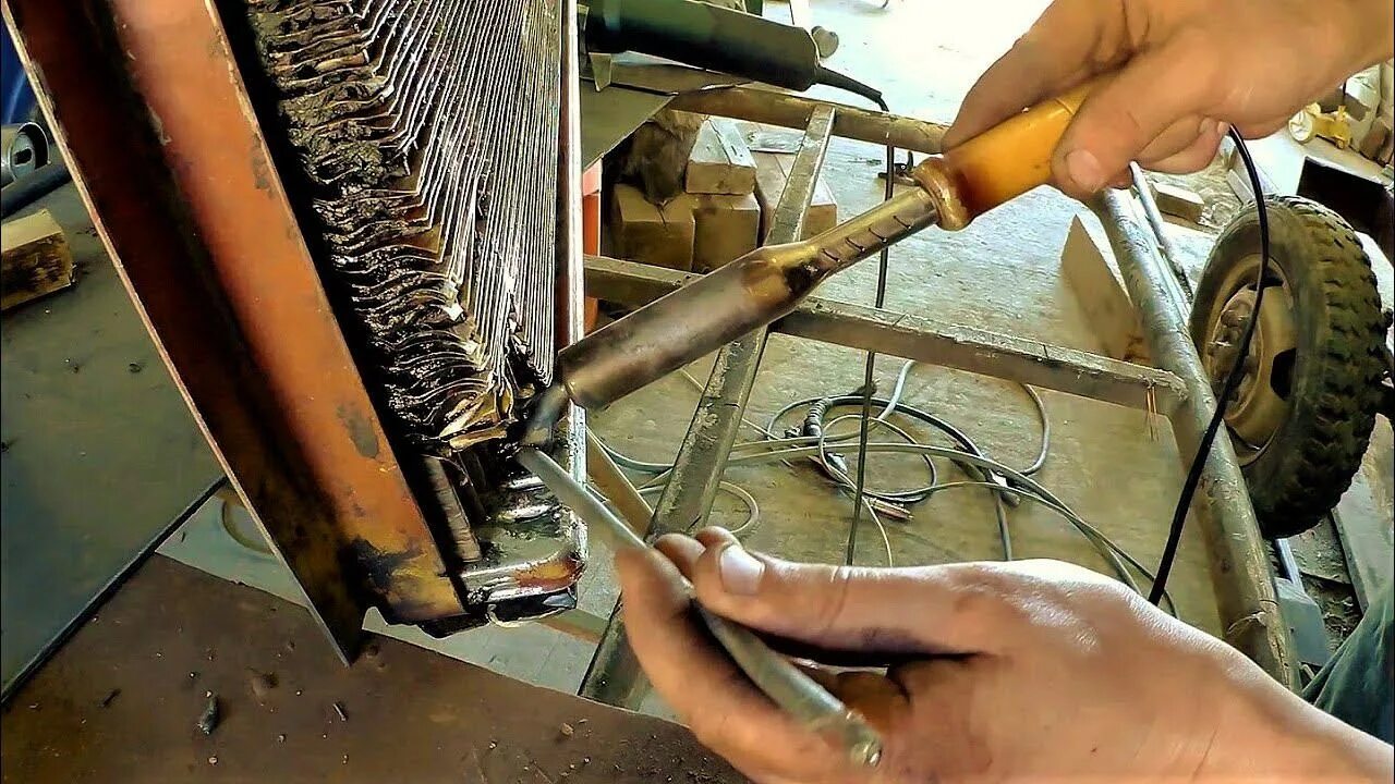 Паять медный радиатор. Пайка радиатора ваз 2114. Пайка алюминиевого радиатора. W202 пайка радиатора. Радиатор газель латунь пайка сот.