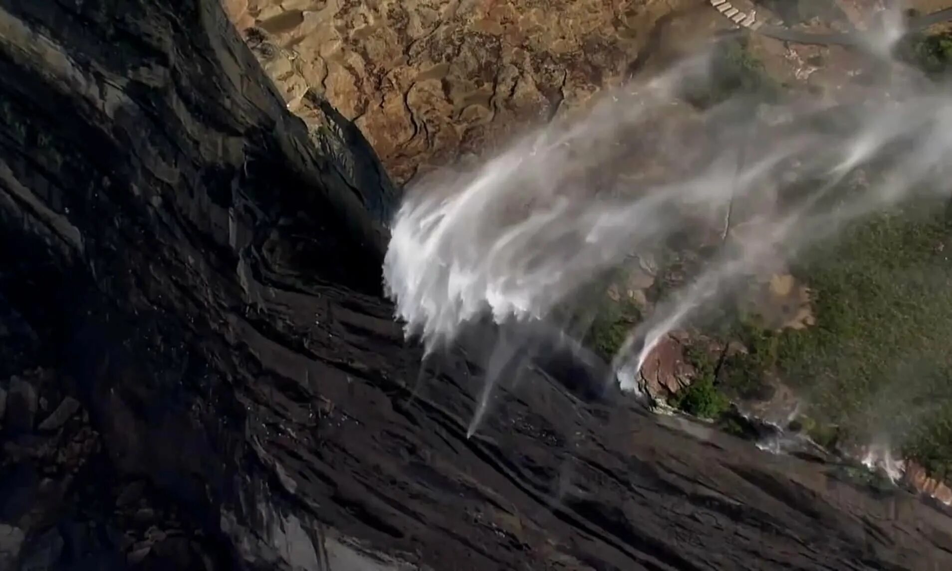 Водопад вайпугия, гавайи. Водопад вайпугия. Водопад киндер. Водопад текущий вверх. Водопад который течет вверх где находится.