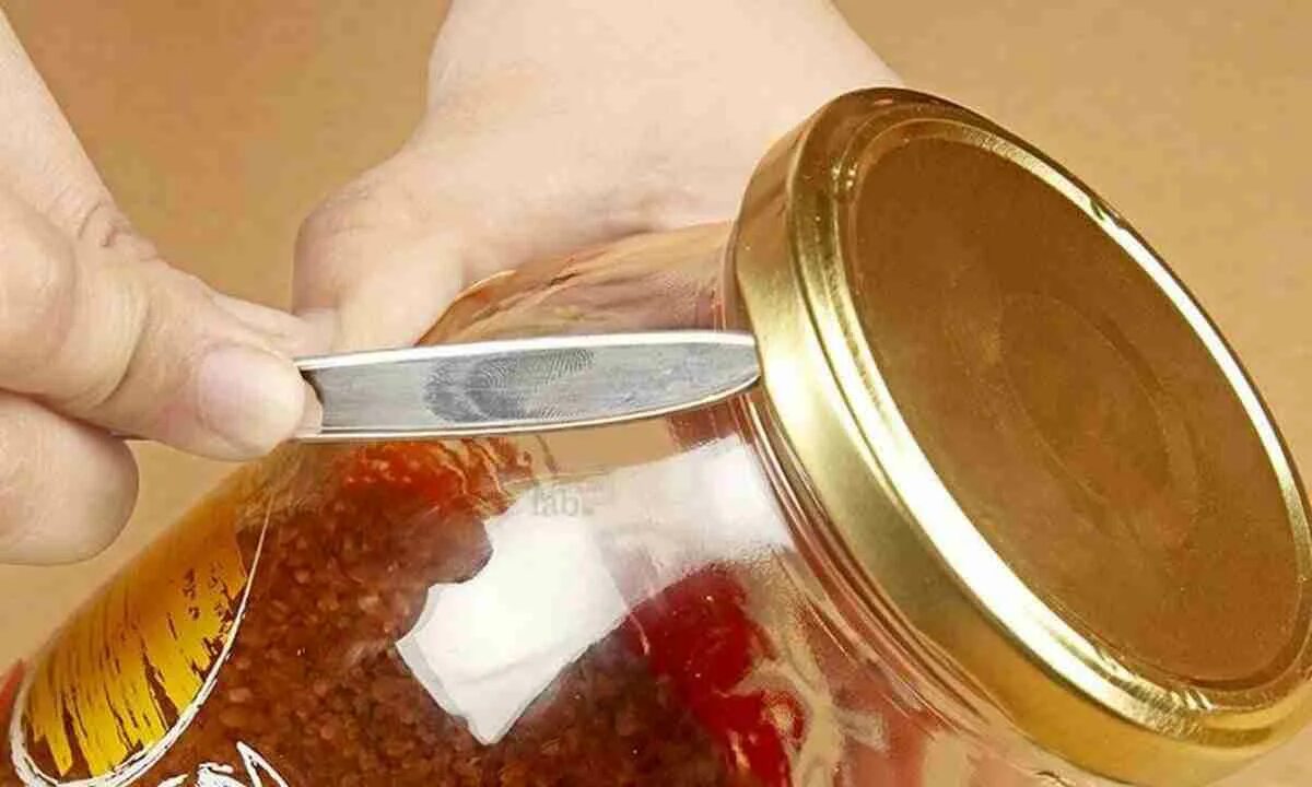 Открытая банка с крышкой. Открытие банок с закручивающимися крышками. Как открыть пластиковую банку. Как открыть пластиковую банку. Открывашка банок с закручивающейся крышкой.