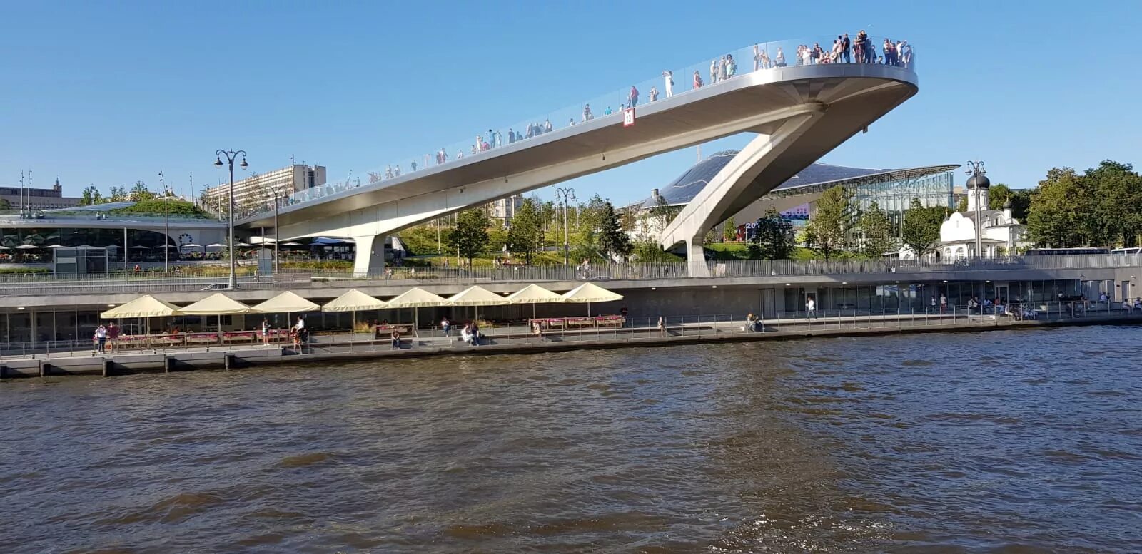 Парк Зарядье мост над рекой. Стеклянный мост Зарядье. Парк Зарядье парящий мост. Москва река парк Горького. Навесной мост в москве