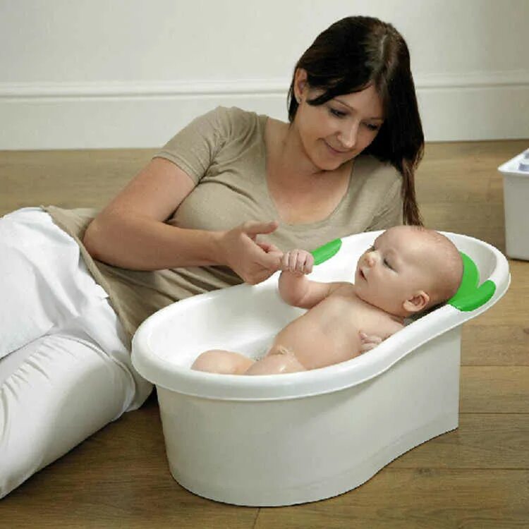 Ванночка для новорожденных. Грудничок в ванне. Младенец в ванночке. Ванночка для купания детей. Какие ванночки принимать