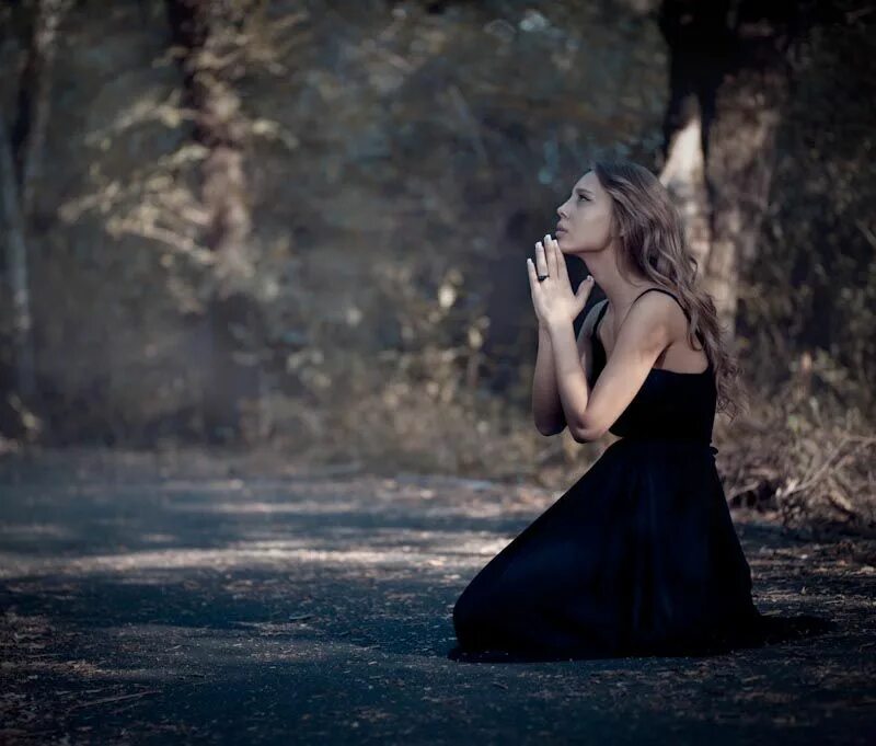 девушка на коленях. девушка на коленях умоляет. послушная девушка. женщина на коленях молит. девушка в платье на коленях молится.