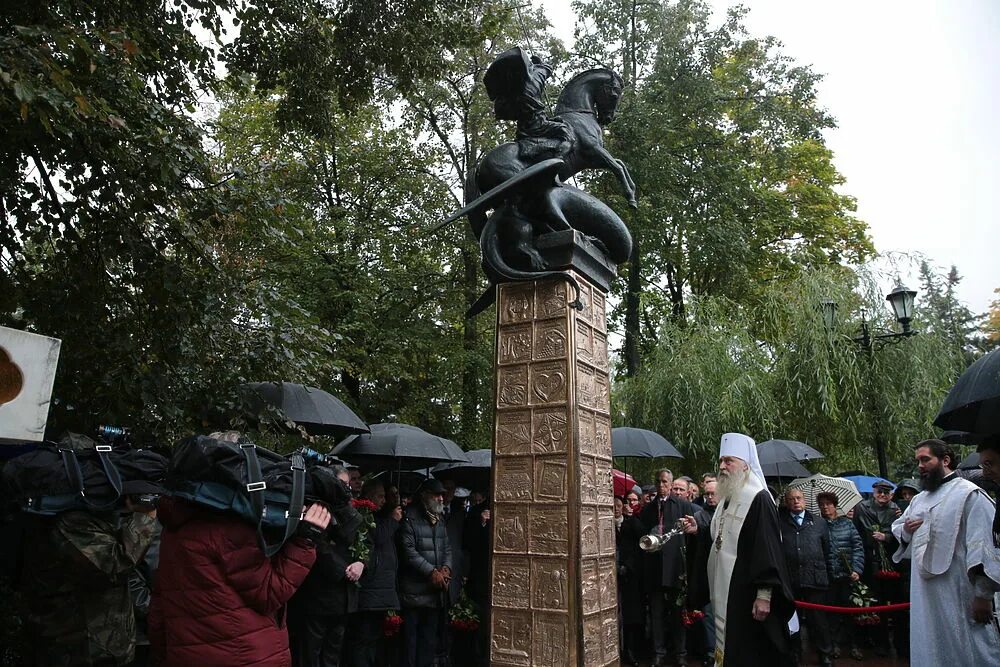 Лужков похоронен. Памятник Лужкову в Москве. Памятник Лужкову в Москве на Новодевичьем кладбище. Могила Юрия Лужкова на Новодевичьем.