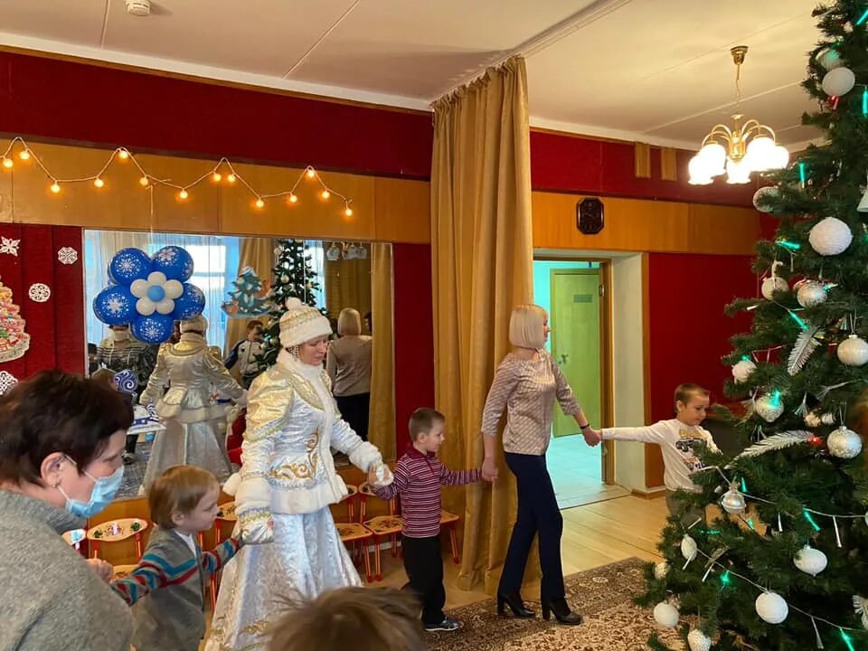 Празднование новогодних праздников с детьми. Детский центр новый год. Детский центр новый год. Как прошла елка в городе ангарск школа. Новогодняя елка для детей.