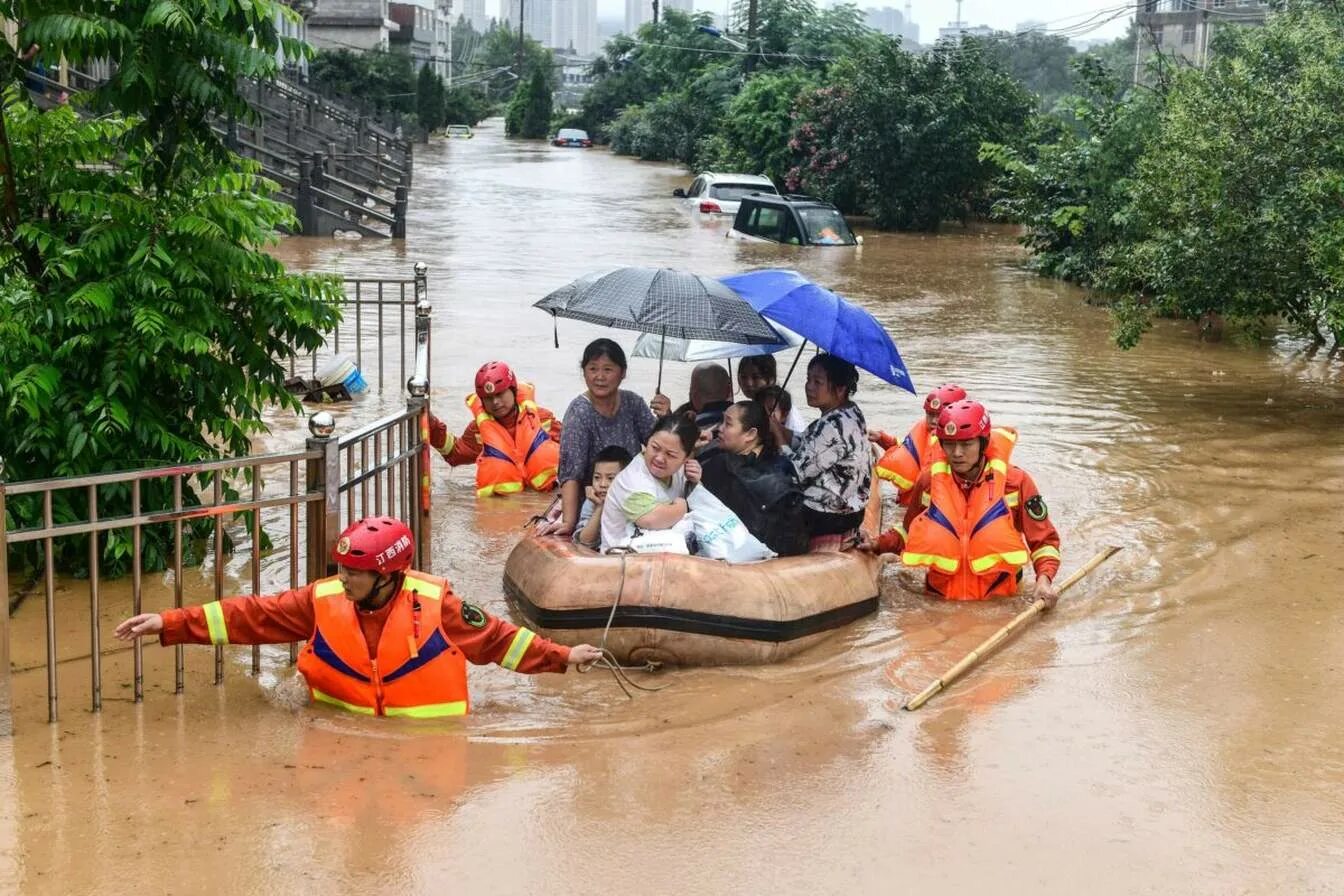 Какое наводнение в китае. Чжэнчжоу наводнение. Китай наводнение Янцзы. Наводнение на реке Янцзы. Наводнение в Китае 2020.