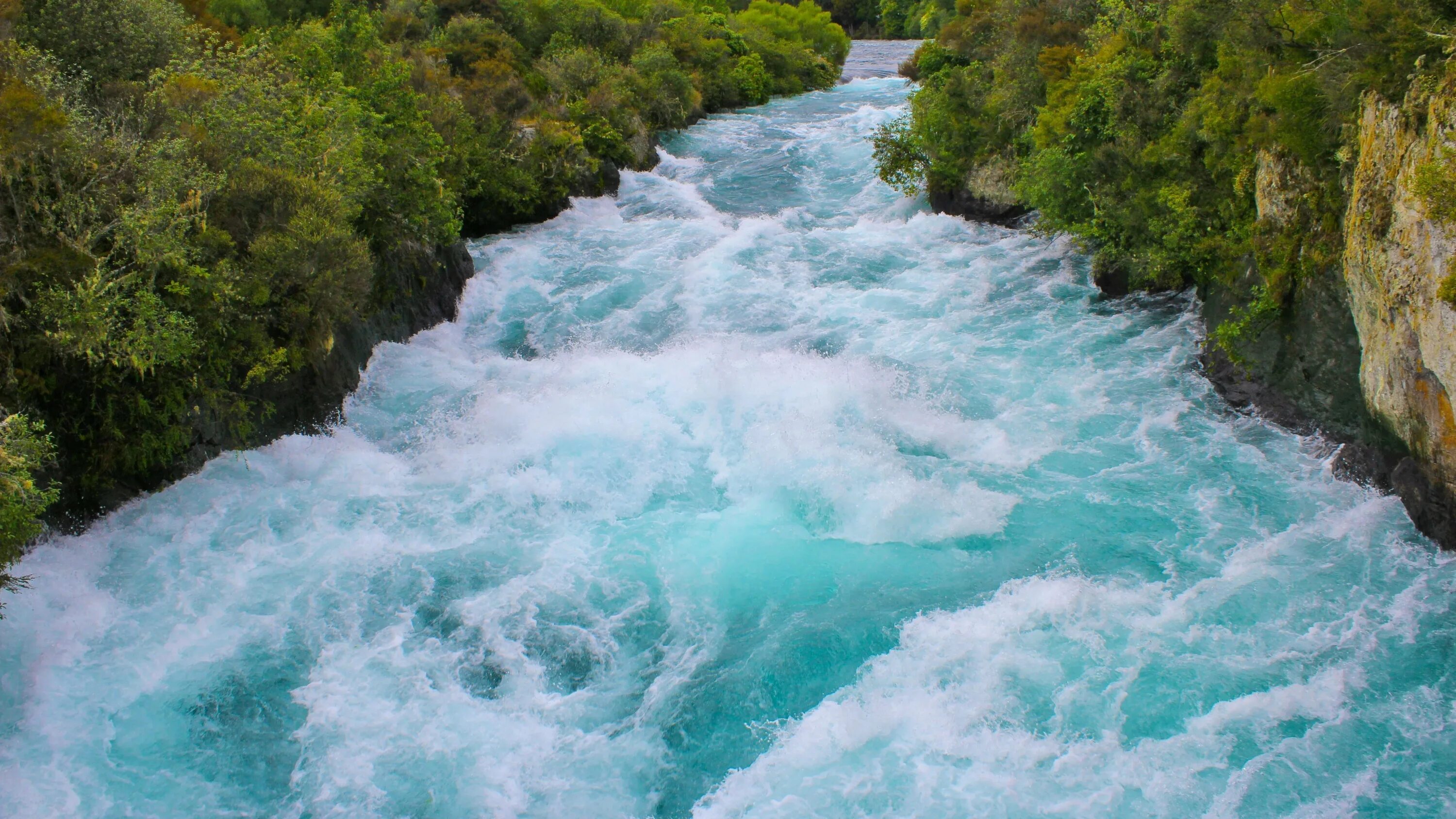 Она сильная река. Река Вайкато в новой Зеландии. Нью-Ривер река впадает в Солтон-си. Река наамиш водопад. Природа новой Зеландии река Шотовер.