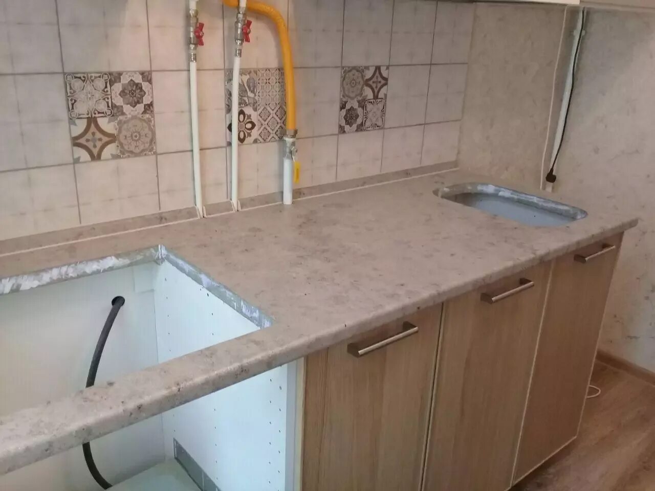 Столешница 70 см глубиной. Кухни с разной глубиной столешницы. Столешницы для кухни 70 см. Столешницы для кухни 70 см. Нестандартная столешница.