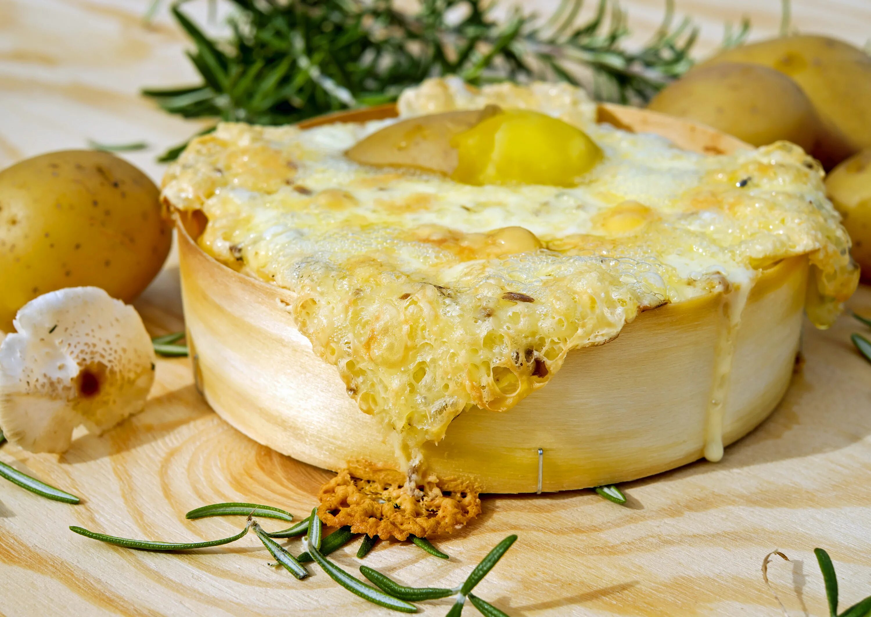 Сыр запеченный в духовке калорийность. Запеченные с сыром. вкусные блюда из сыра. картошка сыр. картофель с сыром.